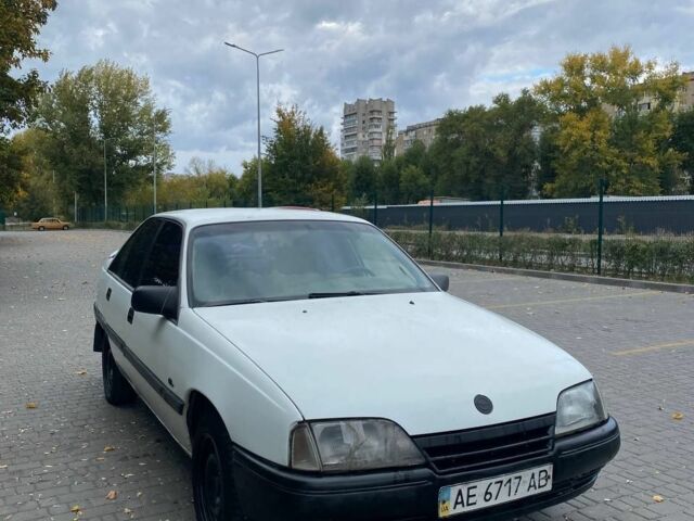 Белый Опель Омега, объемом двигателя 1.8 л и пробегом 410 тыс. км за 800 $, фото 1 на Automoto.ua