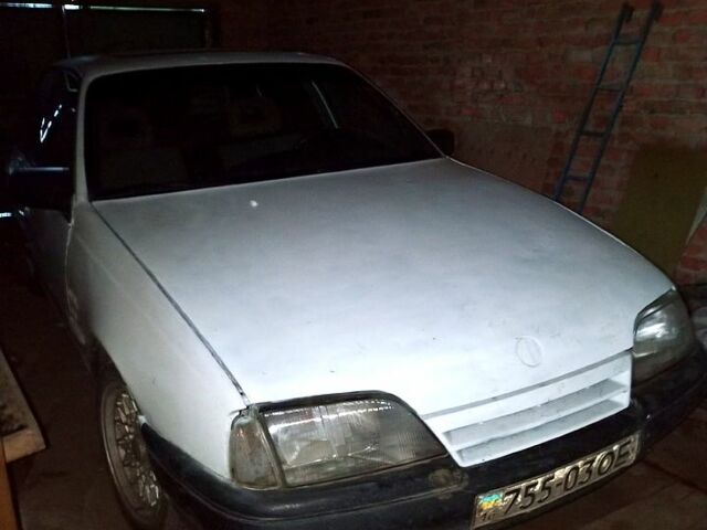 Білий Опель Омега, об'ємом двигуна 1.8 л та пробігом 130 тис. км за 700 $, фото 1 на Automoto.ua