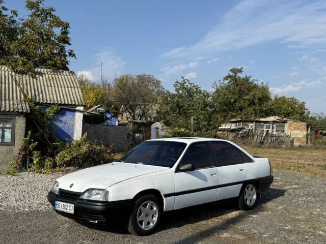 Білий Опель Омега, об'ємом двигуна 2 л та пробігом 300 тис. км за 803 $, фото 1 на Automoto.ua