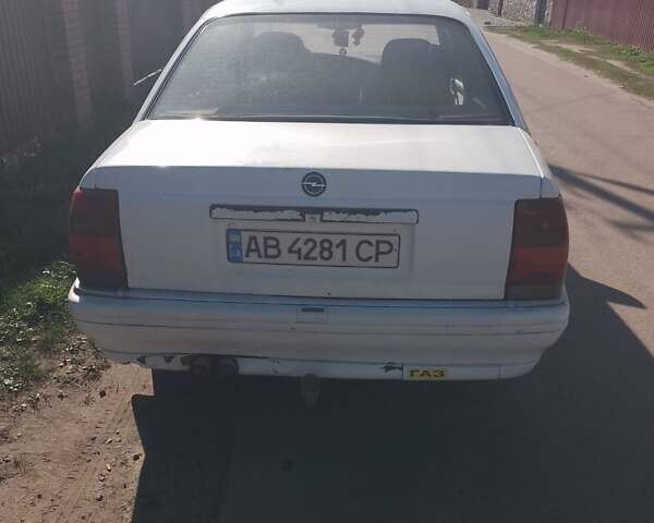 Білий Опель Омега, об'ємом двигуна 2 л та пробігом 100 тис. км за 1200 $, фото 1 на Automoto.ua