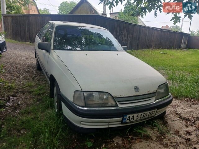 Белый Опель Омега, объемом двигателя 2 л и пробегом 230 тыс. км за 800 $, фото 1 на Automoto.ua