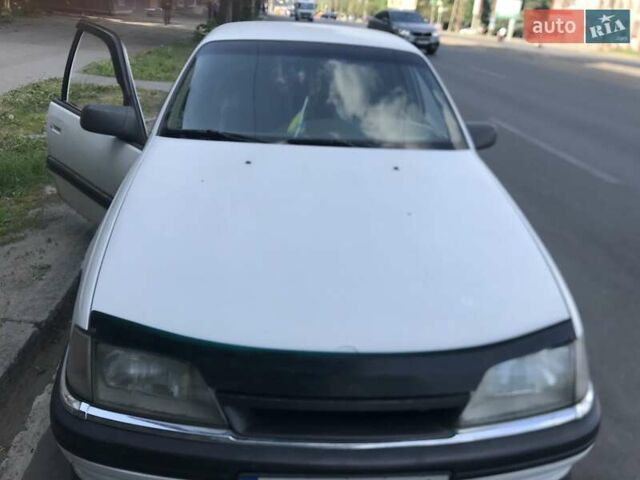 Белый Опель Омега, объемом двигателя 2 л и пробегом 300 тыс. км за 1400 $, фото 1 на Automoto.ua