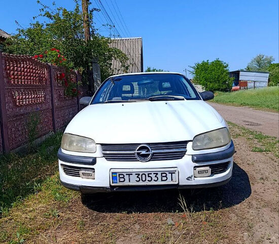 Белый Опель Омега, объемом двигателя 2 л и пробегом 350 тыс. км за 2300 $, фото 1 на Automoto.ua