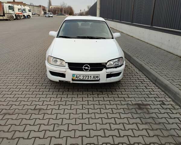 Белый Опель Омега, объемом двигателя 2 л и пробегом 309 тыс. км за 1700 $, фото 1 на Automoto.ua
