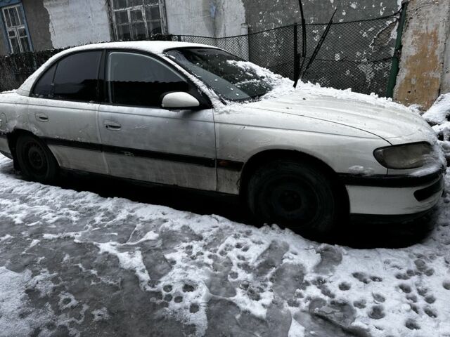 Белый Опель Омега, объемом двигателя 2 л и пробегом 300 тыс. км за 600 $, фото 1 на Automoto.ua