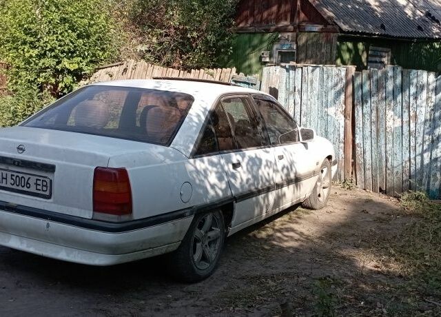 Білий Опель Омега, об'ємом двигуна 1.8 л та пробігом 199 тис. км за 603 $, фото 1 на Automoto.ua
