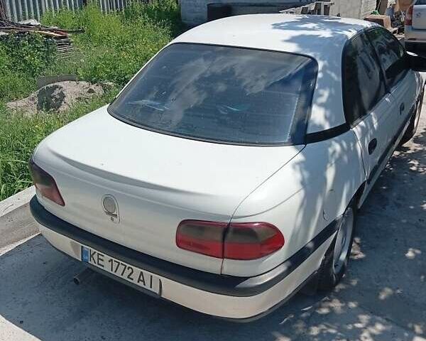 Белый Опель Омега, объемом двигателя 2 л и пробегом 300 тыс. км за 2000 $, фото 1 на Automoto.ua