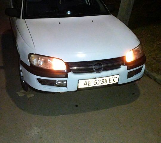 Белый Опель Омега, объемом двигателя 2.5 л и пробегом 300 тыс. км за 2000 $, фото 1 на Automoto.ua