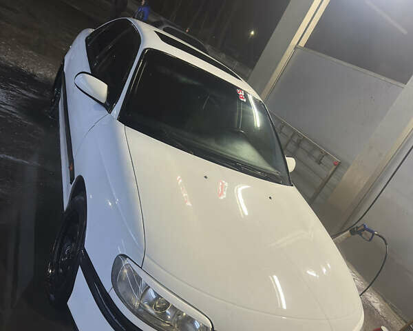 Белый Опель Омега, объемом двигателя 2 л и пробегом 227 тыс. км за 2600 $, фото 1 на Automoto.ua