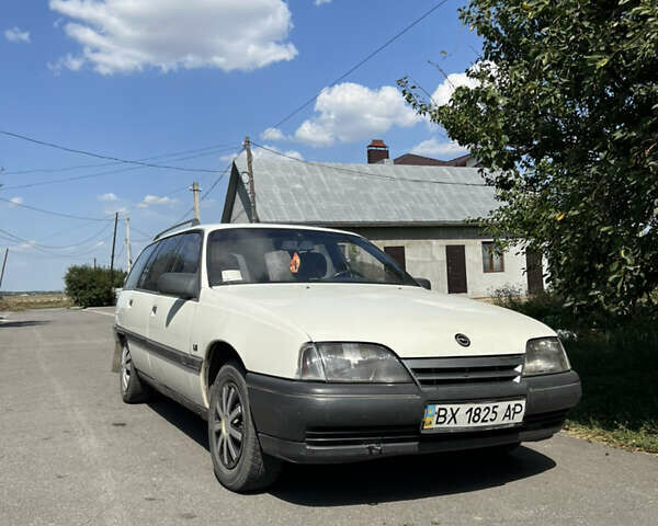 Білий Опель Омега, об'ємом двигуна 2.3 л та пробігом 380 тис. км за 2000 $, фото 1 на Automoto.ua