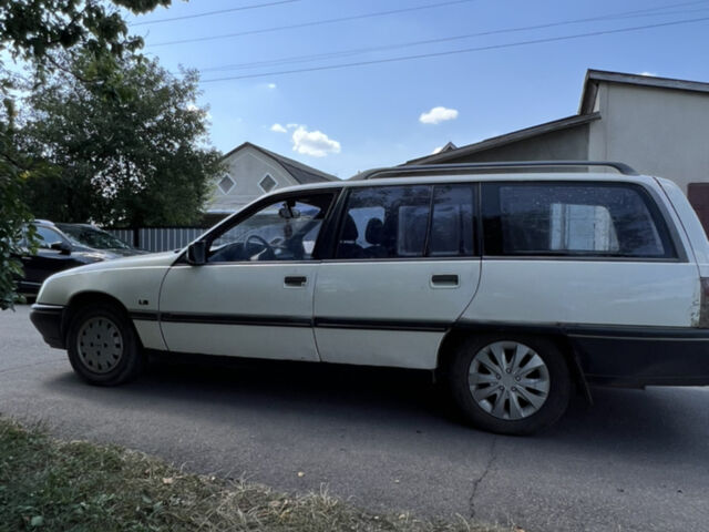 Белый Опель Омега, объемом двигателя 2.3 л и пробегом 380 тыс. км за 2000 $, фото 1 на Automoto.ua