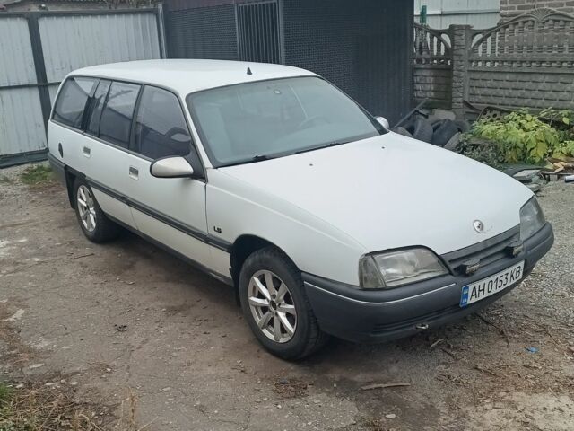 Белый Опель Омега, объемом двигателя 1.8 л и пробегом 350 тыс. км за 1425 $, фото 1 на Automoto.ua