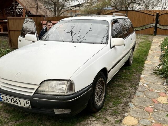 Белый Опель Омега, объемом двигателя 2 л и пробегом 300 тыс. км за 1628 $, фото 1 на Automoto.ua