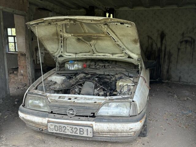 Білий Опель Омега, об'ємом двигуна 2 л та пробігом 300 тис. км за 671 $, фото 1 на Automoto.ua