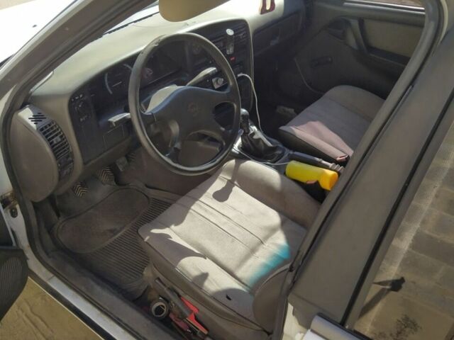 Белый Опель Омега, объемом двигателя 1.8 л и пробегом 281 тыс. км за 1600 $, фото 1 на Automoto.ua