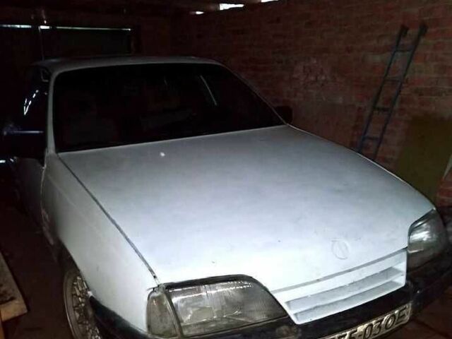 Белый Опель Омега, объемом двигателя 2 л и пробегом 1 тыс. км за 687 $, фото 1 на Automoto.ua