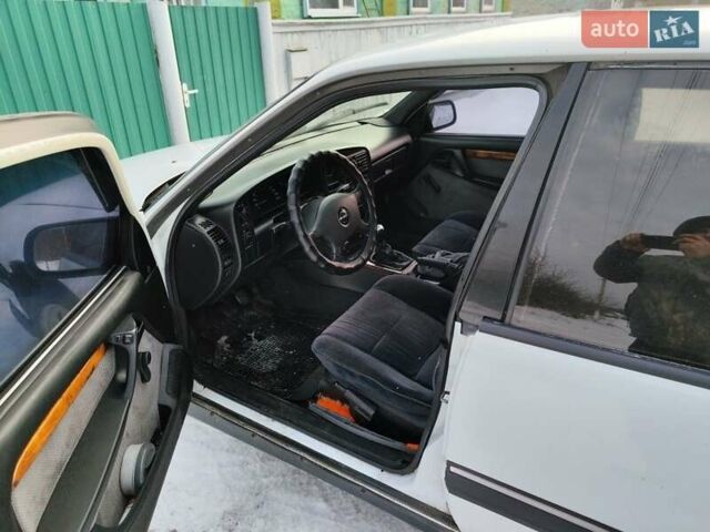 Белый Опель Омега, объемом двигателя 2 л и пробегом 300 тыс. км за 2000 $, фото 1 на Automoto.ua