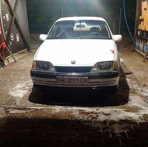 Белый Опель Омега, объемом двигателя 2 л и пробегом 315 тыс. км за 900 $, фото 1 на Automoto.ua