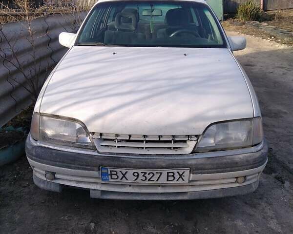 Белый Опель Омега, объемом двигателя 2.4 л и пробегом 370 тыс. км за 1700 $, фото 1 на Automoto.ua