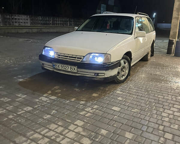 Белый Опель Омега, объемом двигателя 2.4 л и пробегом 300 тыс. км за 699 $, фото 1 на Automoto.ua