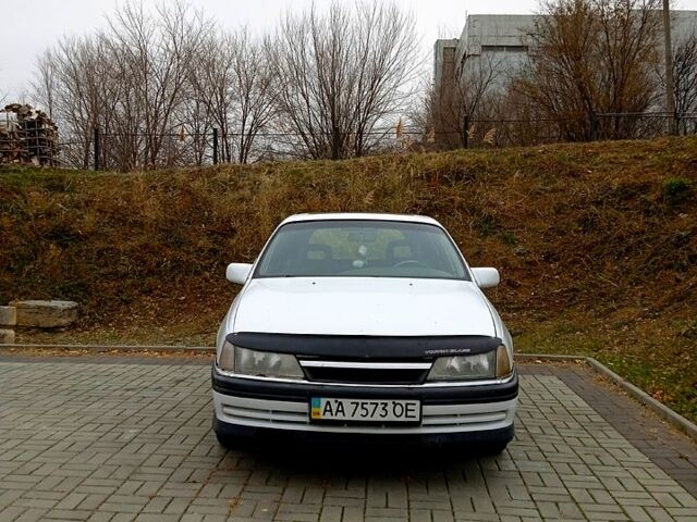Белый Опель Омега, объемом двигателя 2 л и пробегом 320 тыс. км за 820 $, фото 1 на Automoto.ua