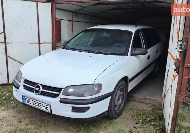 Белый Опель Омега, объемом двигателя 2 л и пробегом 300 тыс. км за 2900 $, фото 1 на Automoto.ua