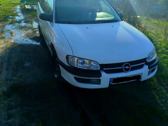 Белый Опель Омега, объемом двигателя 2 л и пробегом 200 тыс. км за 1499 $, фото 1 на Automoto.ua