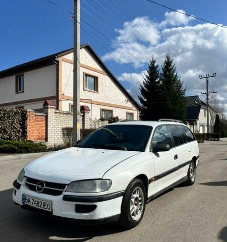Белый Опель Омега, объемом двигателя 2 л и пробегом 400 тыс. км за 1550 $, фото 1 на Automoto.ua