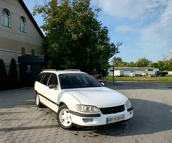 Белый Опель Омега, объемом двигателя 2 л и пробегом 333 тыс. км за 1301 $, фото 1 на Automoto.ua