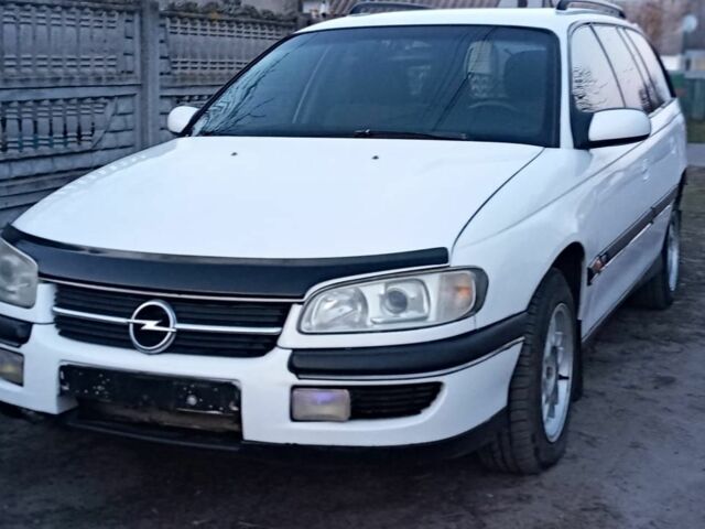 Белый Опель Омега, объемом двигателя 2 л и пробегом 300 тыс. км за 1500 $, фото 1 на Automoto.ua