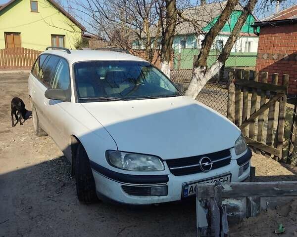 Білий Опель Омега, об'ємом двигуна 2 л та пробігом 308 тис. км за 2200 $, фото 1 на Automoto.ua