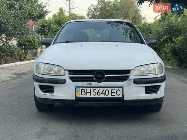 Білий Опель Омега, об'ємом двигуна 2.5 л та пробігом 250 тис. км за 1750 $, фото 1 на Automoto.ua