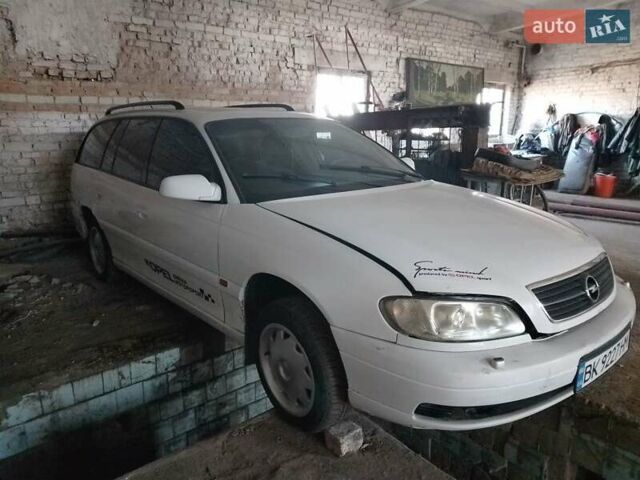 Білий Опель Омега, об'ємом двигуна 2.2 л та пробігом 250 тис. км за 1400 $, фото 1 на Automoto.ua