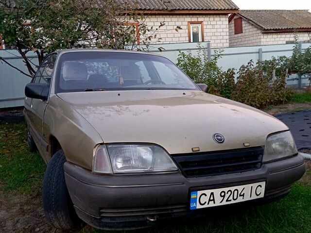 Бежевий Опель Омега, об'ємом двигуна 1.8 л та пробігом 300 тис. км за 800 $, фото 1 на Automoto.ua