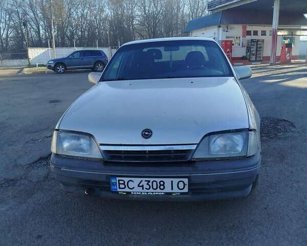 Бежевый Опель Омега, объемом двигателя 2 л и пробегом 300 тыс. км за 750 $, фото 1 на Automoto.ua