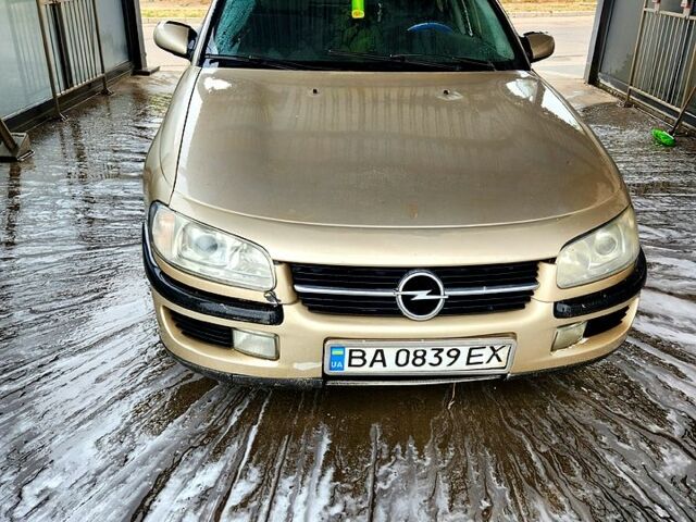 Бежевий Опель Омега, об'ємом двигуна 2 л та пробігом 350 тис. км за 1300 $, фото 1 на Automoto.ua