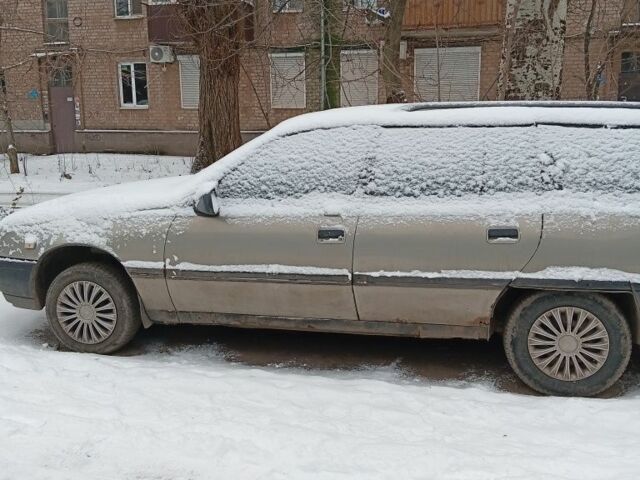 Бежевый Опель Омега, объемом двигателя 2 л и пробегом 100 тыс. км за 474 $, фото 1 на Automoto.ua