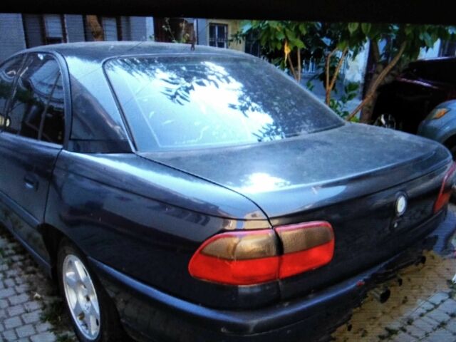 Черный Опель Омега, объемом двигателя 2 л и пробегом 230 тыс. км за 1450 $, фото 1 на Automoto.ua