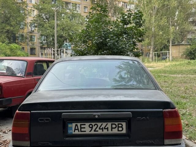 Черный Опель Омега, объемом двигателя 2.4 л и пробегом 20 тыс. км за 1004 $, фото 1 на Automoto.ua