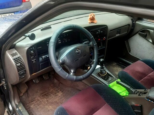 Чорний Опель Омега, об'ємом двигуна 2 л та пробігом 356 тис. км за 1300 $, фото 1 на Automoto.ua