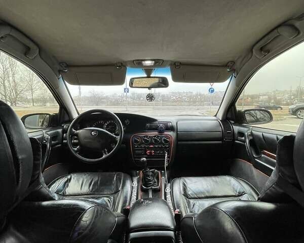 Чорний Опель Омега, об'ємом двигуна 2.5 л та пробігом 275 тис. км за 2650 $, фото 1 на Automoto.ua