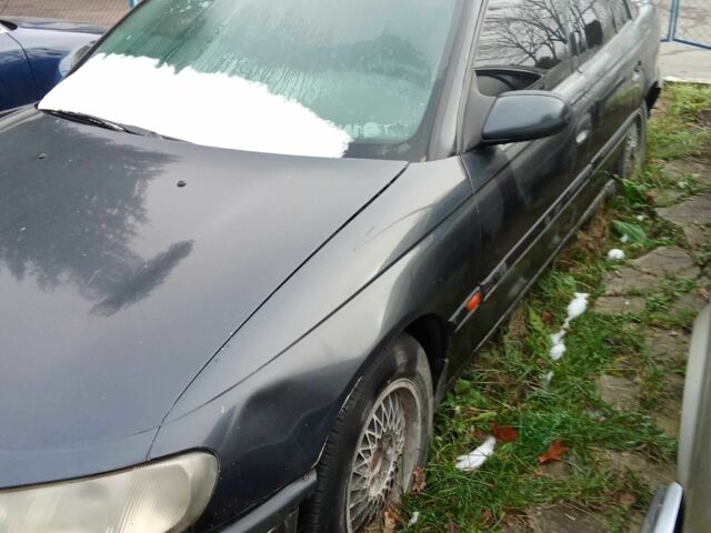 Черный Опель Омега, объемом двигателя 2 л и пробегом 320 тыс. км за 700 $, фото 1 на Automoto.ua