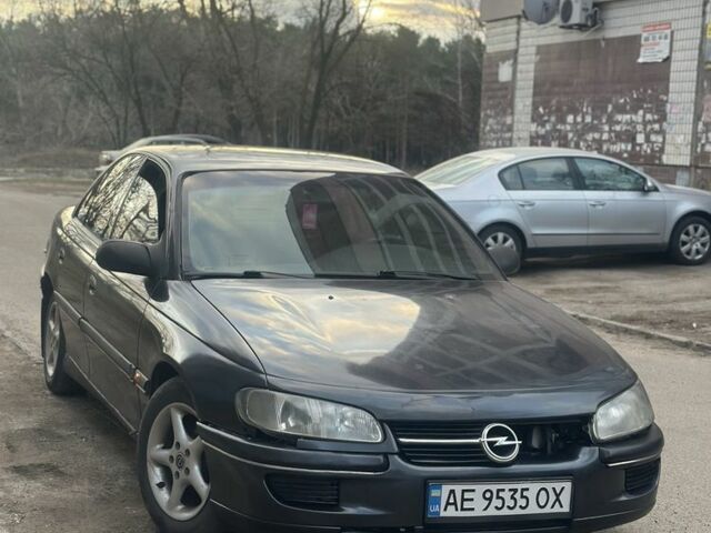 Черный Опель Омега, объемом двигателя 2 л и пробегом 333 тыс. км за 1550 $, фото 1 на Automoto.ua