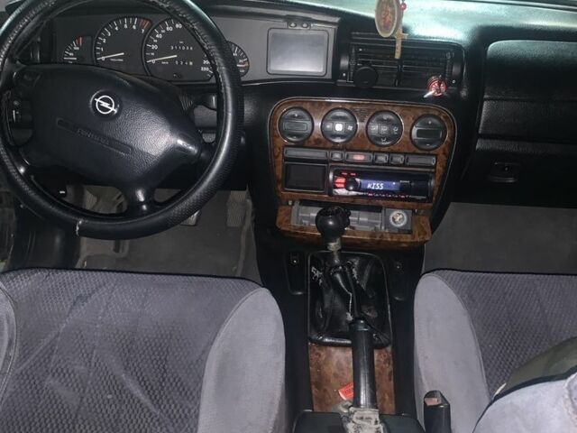 Черный Опель Омега, объемом двигателя 2 л и пробегом 311 тыс. км за 2300 $, фото 1 на Automoto.ua