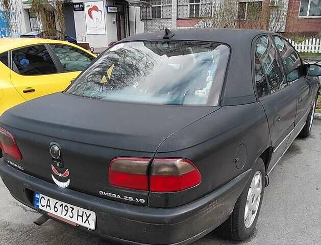 Черный Опель Омега, объемом двигателя 2.5 л и пробегом 184 тыс. км за 1500 $, фото 1 на Automoto.ua