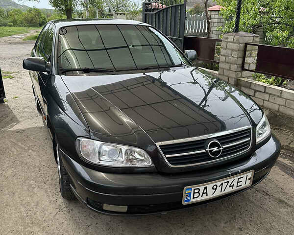 Черный Опель Омега, объемом двигателя 2.2 л и пробегом 300 тыс. км за 3000 $, фото 1 на Automoto.ua