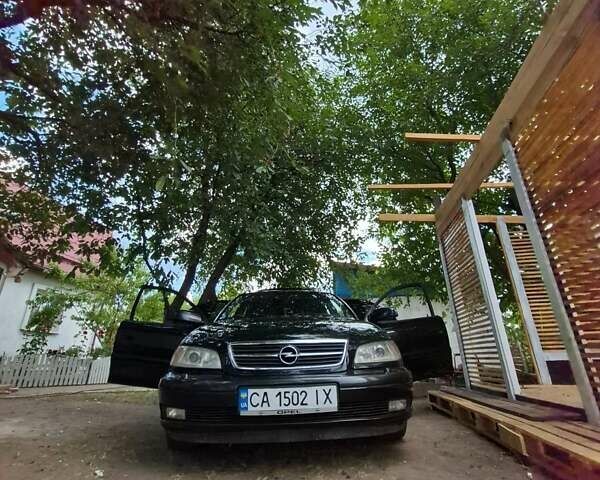 Черный Опель Омега, объемом двигателя 2.5 л и пробегом 300 тыс. км за 4000 $, фото 1 на Automoto.ua