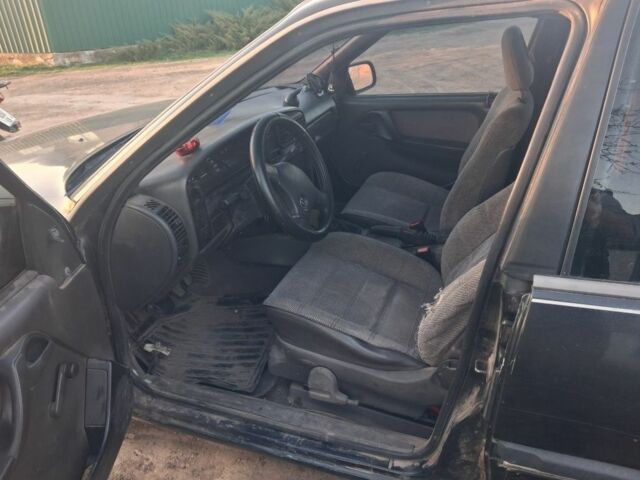 Чорний Опель Омега, об'ємом двигуна 1.8 л та пробігом 900 тис. км за 1724 $, фото 1 на Automoto.ua