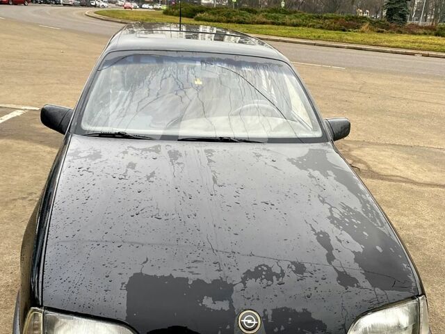 Черный Опель Омега, объемом двигателя 2 л и пробегом 265 тыс. км за 1700 $, фото 1 на Automoto.ua