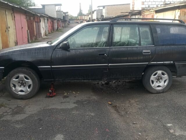 Черный Опель Омега, объемом двигателя 2 л и пробегом 400 тыс. км за 555 $, фото 1 на Automoto.ua